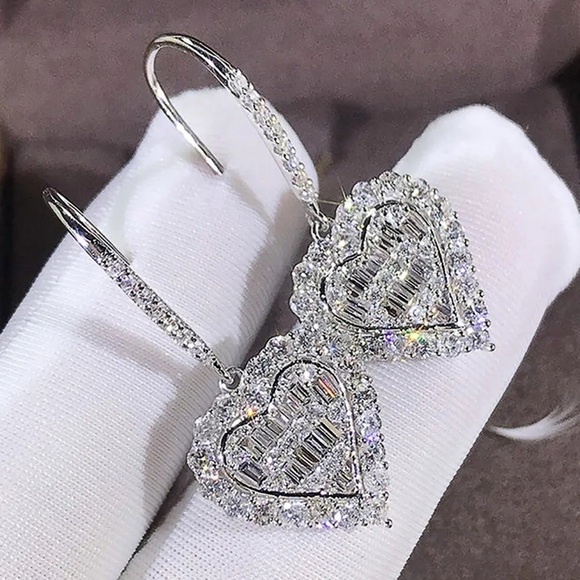 ⭐️230⭐️Halo Heart Shaped Rhodium Plated Cubic Zirconia Dangle Leverback Earrings